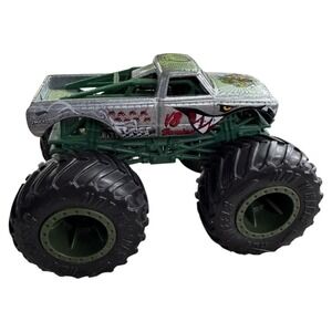 Hot‎ Wheels 1:24 V8 BOMBER Diecast Monster Truck 2018 euc